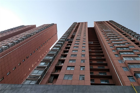 四实小附近名仕佳苑2室2厅1卫30万90m2出售